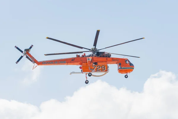 Sikorsky S-64 Skycrane Aircrane dropping water during the Mirama — Stock Photo, Image