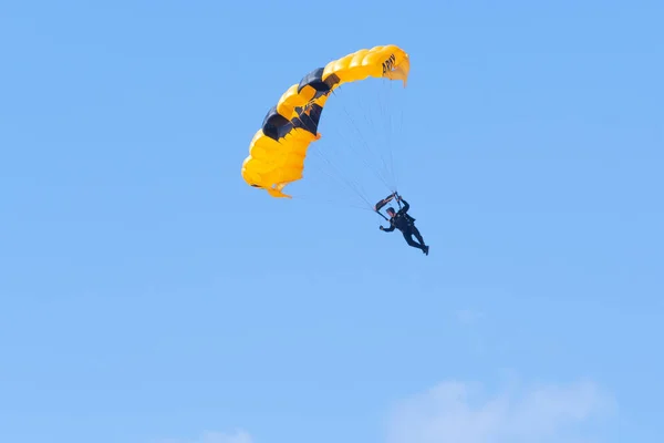 Drużyna spadochronowa Golden Knights Army podczas Miramar Air Show — Zdjęcie stockowe