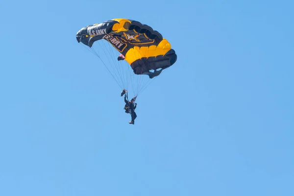 Golden Knights Army parachuteteam tijdens de Miramar Air Show — Stockfoto