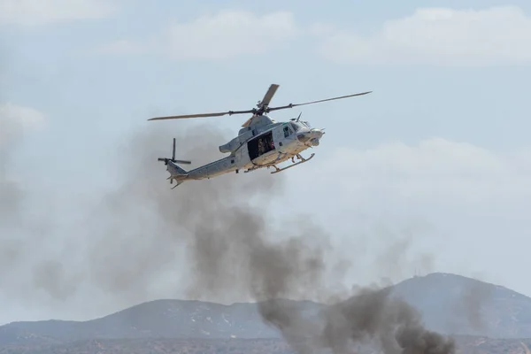 Deniz helikopteri Bell-1y Zehir Süper Huey Miramar sırasında — Stok fotoğraf