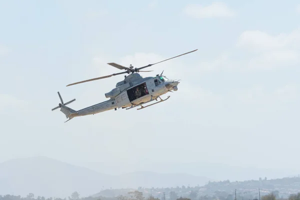 Hélicoptère Marines Bell UH-1Y Venom Super Huey pendant le Mirama — Photo