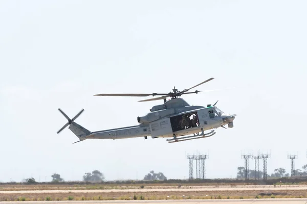 Helikopter piechoty morskiej Bell Uh-1y Venom Super Huey podczas Mirama — Zdjęcie stockowe