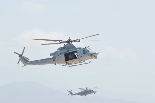 Helicóptero dos fuzileiros navais Bell UH-1Y Venom Super Huey durante o Mirama — Fotografia de Stock