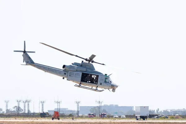 Helicóptero dos fuzileiros navais Bell UH-1Y Venom Super Huey durante o Mirama — Fotografia de Stock