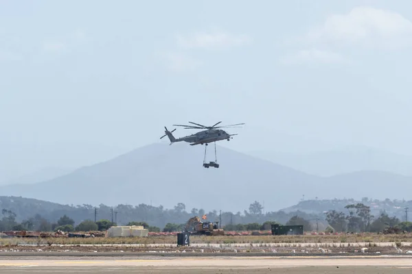 Вертолет Sikorsky Black Hawk во время авиашоу Miramar — стоковое фото