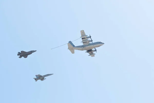 Miramar a 동안 kc-130 Hercules 의 시뮬레이션을 반박하다 — 스톡 사진