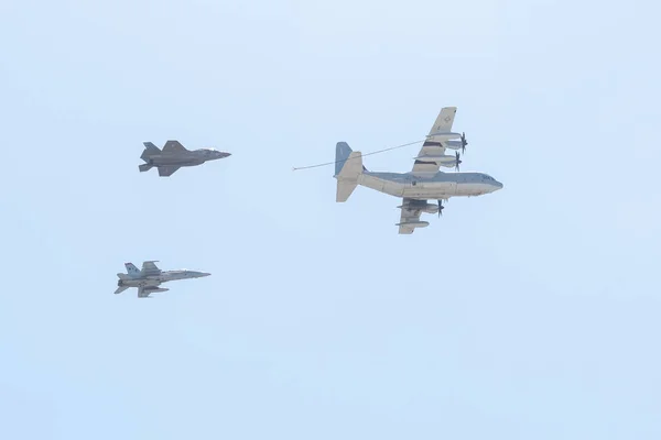 Simulation de ravitaillement à partir d'un KC-130 Hercules pendant le Miramar A — Photo