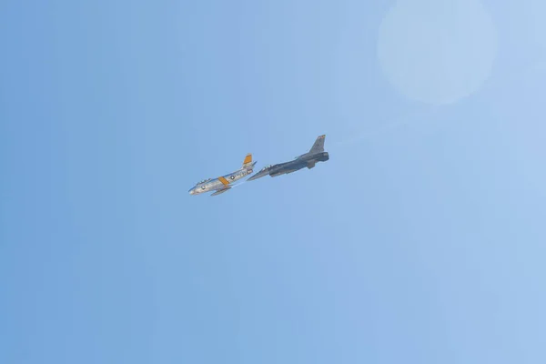 USAF F-16 Viper Demo and F-86F Sabre during the Miramar Air Show — Stock Photo, Image