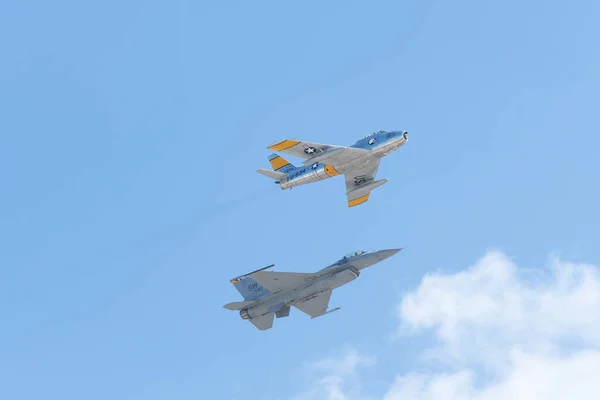 Demostración de la USAF F-16 Viper y F-86F Sabre durante la Exposición Aérea de Miramar —  Fotos de Stock