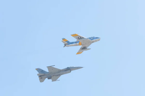 Demostración de la USAF F-16 Viper y F-86F Sabre durante la Exposición Aérea de Miramar —  Fotos de Stock