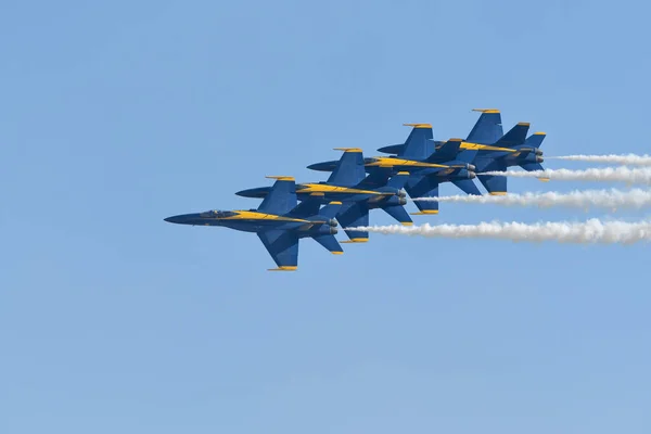 U.S. Navy Blue Angels tijdens de Miramar Air Show — Stockfoto