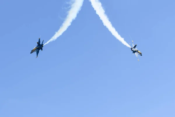 U.S. Navy Blue Angels tijdens de Miramar Air Show — Stockfoto