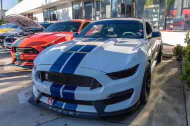 Galpin araba fuarı sırasında Ford Mustang sergileniyor.