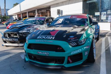 Galpin araba fuarı sırasında Ford Mustang sergileniyor.