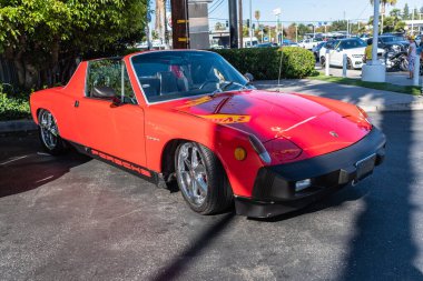 Porsche 914 Galpin araba fuarı sırasında sergileniyor.