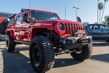 Galpin araba fuarı sırasında jip sergileniyor.