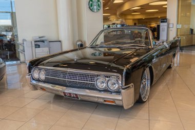 Lincoln Continental JFK 63 Galpin araba fuarı sırasında sergileniyor.