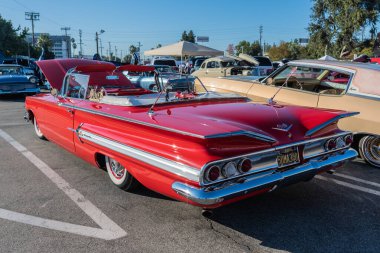 Galpin araba fuarı sırasında Chevrolet Impala Üstü açılır.