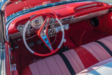 Galpin araba fuarı sırasında Chevrolet Impala Üstü açılır.