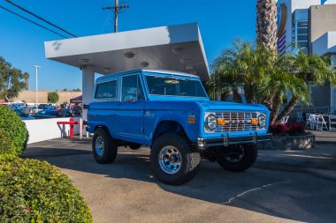 Galpin araba fuarı sırasında Ford Bronco sergileniyor.