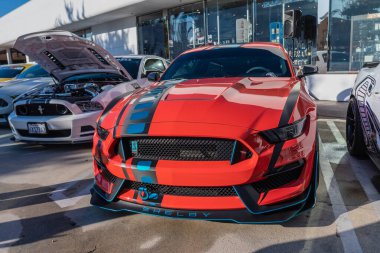 Galpin araba fuarı sırasında Ford Mustang sergileniyor.