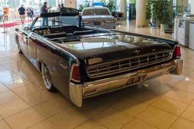 Lincoln Continental JFK 63 Galpin araba fuarı sırasında sergileniyor.