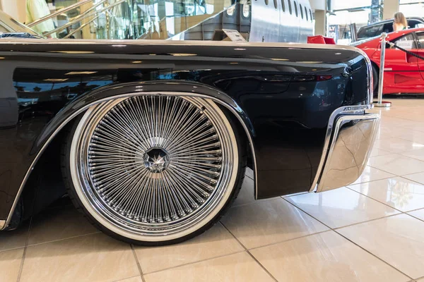 Lincoln Continental JFK 63 exposé lors du salon de Galpin . — Photo