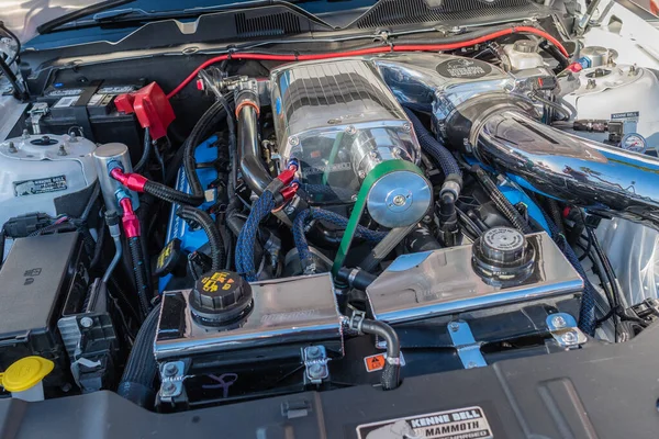 Ford Mustang engine on display during Galpin car show. — Stock Photo, Image