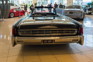 Lincoln Continental JFK 63 Galpin araba fuarı sırasında sergileniyor.