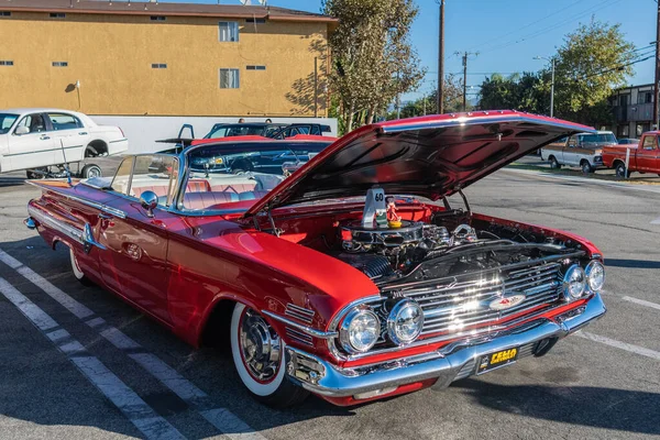 Chevrolet Impala Convertible exposé lors du salon de Galpin . — Photo