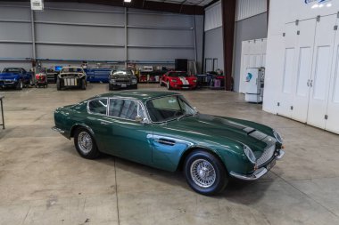 Galpin araba fuarı sırasında Aston Martin Db6 sergileniyor.