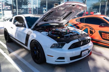 Galpin araba fuarı sırasında Ford Mustang sergileniyor.