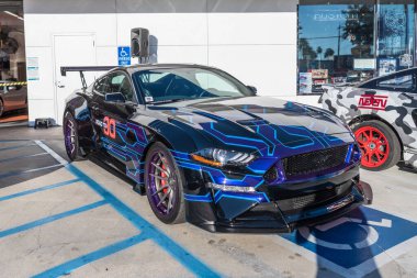 Galpin araba fuarı sırasında Ford Mustang sergileniyor.
