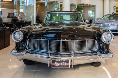 Continental Mark II 1956 Galpin araba fuarı sırasında sergileniyor.