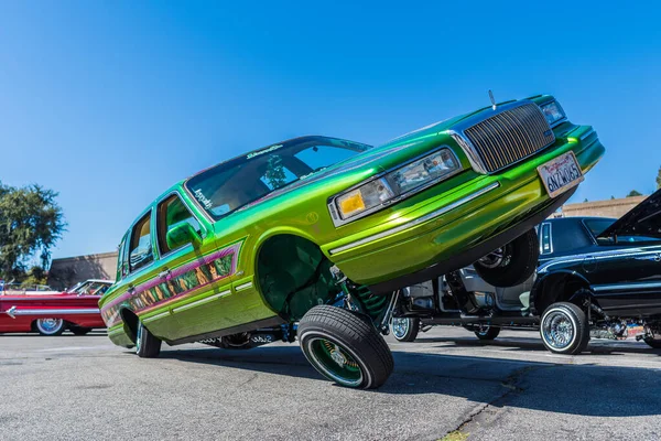 Lincoln Town autó lowrider felfüggesztések kijelzőn Galpin c — Stock Fotó