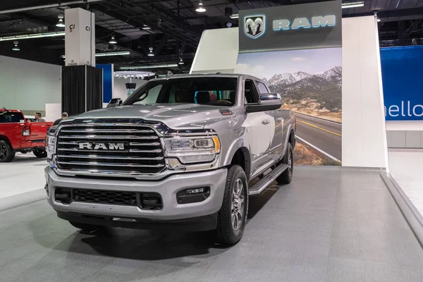 Ram 2500 visas under Orange County International Auto Show — Stockfoto