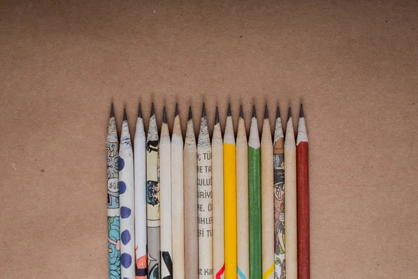 Lápis Coloridos Alinhados Papel Artesanal — Fotografia de Stock