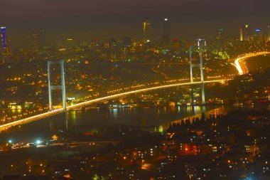 Boğaziçi Köprüsü ve Istanbul silüeti