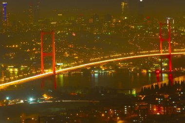 Boğaziçi Köprüsü ve Istanbul silüeti