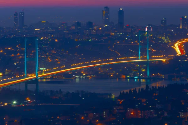 博斯普鲁斯海峡大桥和伊斯坦布尔天际线 — 图库照片