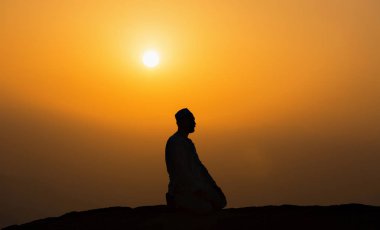 Mekke, Suudi Arabistan, Eylül 2016; Dünyanın her yerinden Müslümanlar hacılar 'yi tavaf (Tawaf)