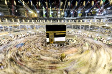 Mekke, Suudi Arabistan, Eylül 2016; Dünyanın her yerinden Müslümanlar hacılar 'yi tavaf (Tawaf)