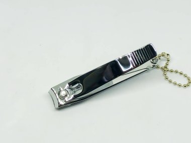 beyaz zemin üzerinde tırnak makası