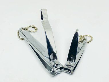 beyaz zemin üzerinde tırnak makası