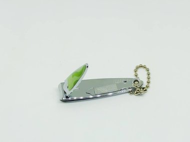 beyaz zemin üzerinde tırnak makası