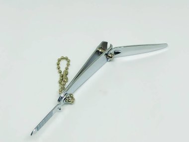 beyaz zemin üzerinde tırnak makası