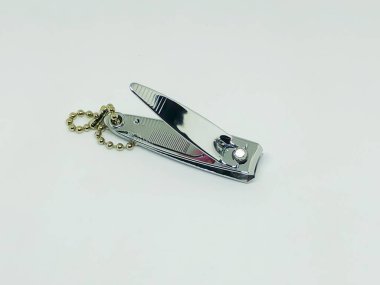 beyaz zemin üzerinde tırnak makası