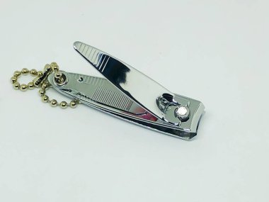 beyaz zemin üzerinde tırnak makası