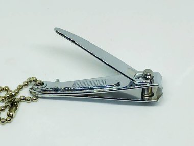 beyaz zemin üzerinde tırnak makası