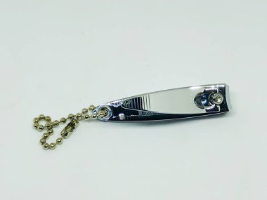 beyaz zemin üzerinde tırnak makası